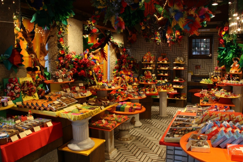 vitrine-LA ROQUE ESCLAPON-min_candy_store_chocolate_shop_chocolate_switzerland-393515