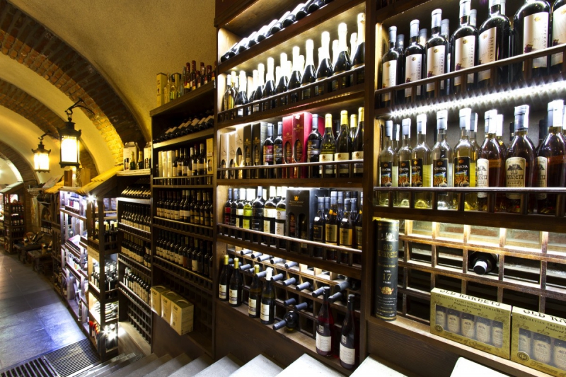 vitrine-LA ROQUE ESCLAPON-min_world_street_travel_shop_canon_georgia_wine_bottles-429767